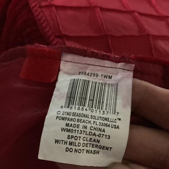 Large tree skirt with matching stockings - Picture 7 of 10